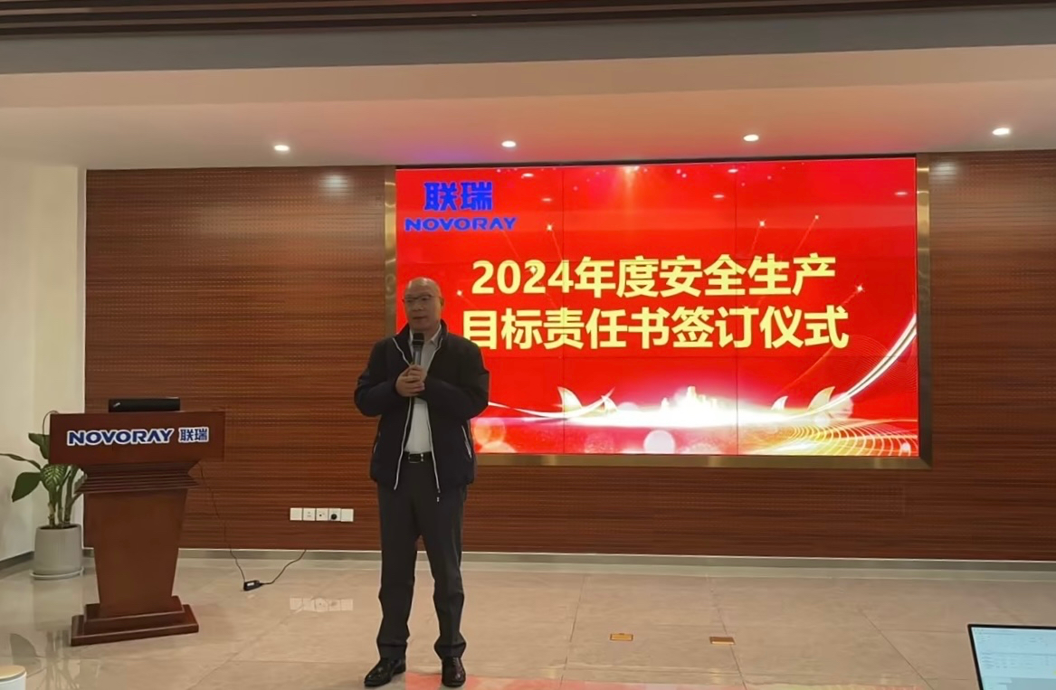 安全生產(chǎn)責(zé)任書簽訂儀式.jpg